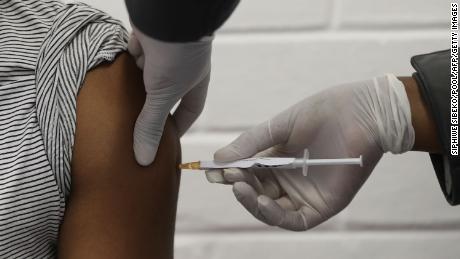 Západní země mají & # 39;  Přeplnění & # 39;  Vakcíny na koronavirus.  S přibývajícími případy Afrika zaostává
