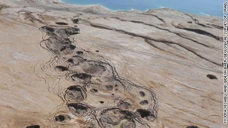 このシンクホールくぼみは、イスラエルの死海の近くの干潟堆積物で観察された。