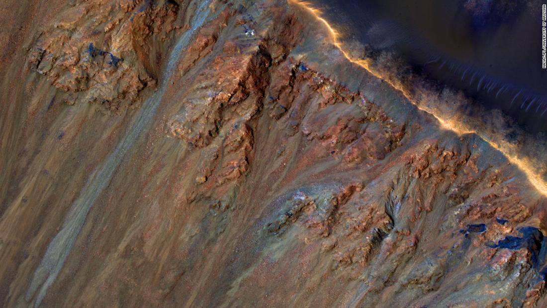 Marso nuošliaužas gali sukelti tirpstantis ledas ir druska po paviršiumi