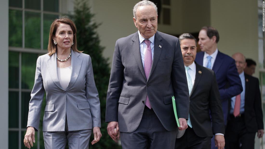 Schumer et les républicains Pelosi ont explosé pour avoir menacé de ne pas relever le plafond de la dette