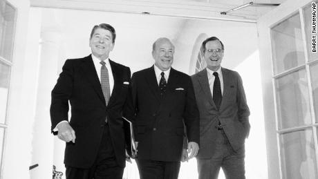 Auf diesem Aktenfoto vom 9. Januar 1985 geht Außenminister George Shultz (Mitte) mit Präsident Ronald Reagan und Vizepräsident George Bush spazieren, als er nach zwei Tagen Waffengesprächen mit der Sowjetunion in Genf im Weißen Haus in Washington ankommt.  .  (AP Foto / Barry Thumma, Datei)