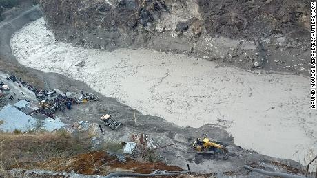 Záchranné operácie pokračovali v pondelok neďaleko hydroenergetického projektu Daliganga po tom, čo sa zrútil úsek ľadovca Nanda Devi v okrese Chamuli v Uttarakhande v Indii.