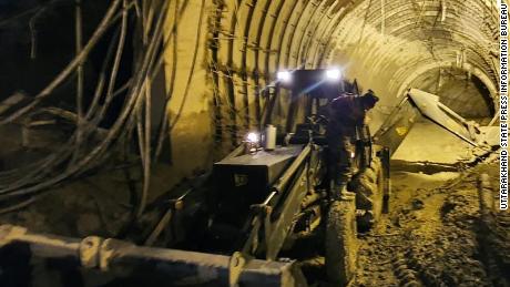 Úřad pro tisk státu Uttarakhand uvedl, že indické jednotky v pondělí vyčistily ústí tunelu.