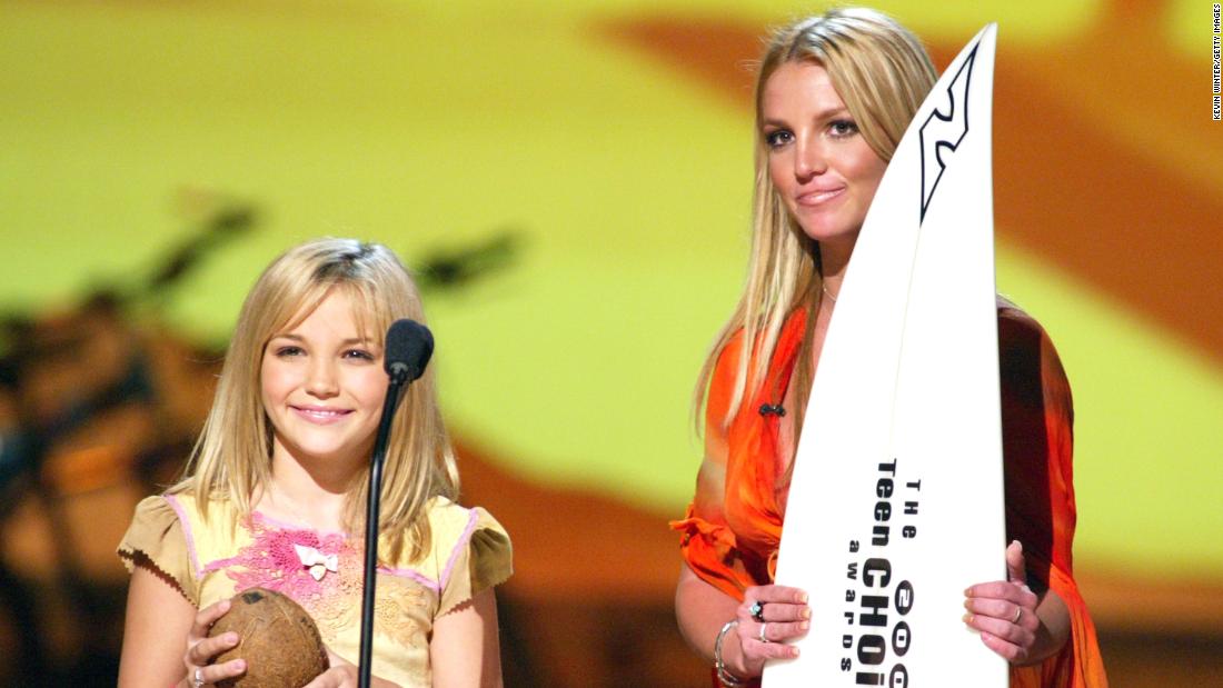 Spears and her sister, Jamie Lynn, attend the Teen Choice Awards in 2002.
