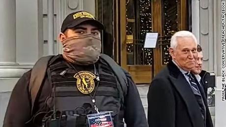 Un homme d'un groupe militant d'extrême droite a rejoint Capitol Mob après avoir comparu avec l'allié de Trump, Roger Stone