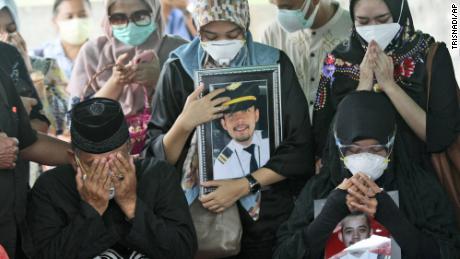 Des proches pleurent lors de l'enterrement de Fadly Satrianto, victime du crash de Sriwijaya Air, à Surabaya, en Indonésie, le 15 janvier.