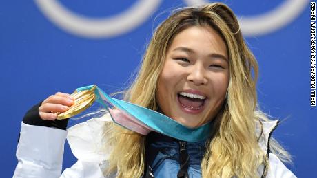 TOPSHOT - USA&#39;s gold medallist Chloe Kim poses on the podium during the medal ceremony for the snowboard women&#39;s Halfpipe at the Pyeongchang Medals Plaza during the Pyeongchang 2018 Winter Olympic Games in Pyeongchang on February 13, 2018. / AFP PHOTO / Kirill KUDRYAVTSEV        (Photo credit should read KIRILL KUDRYAVTSEV/AFP via Getty Images)