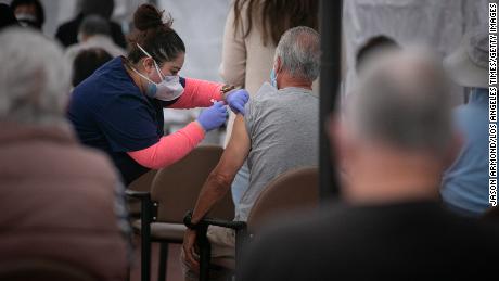 Seorang perawat memberikan vaksin Covid-19 di Kedren Health Kamis di Los Angeles.