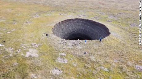科学者によって明らかになったシベリア永久凍土層に巨大な穴が形成される神秘的な
