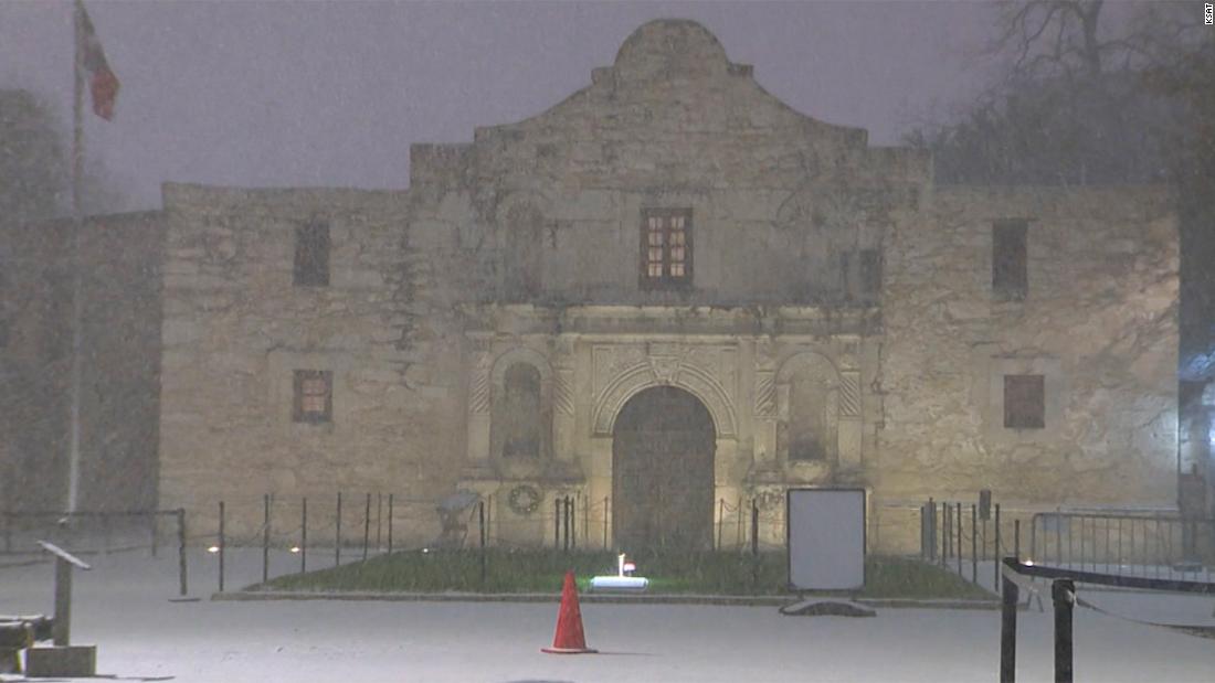 El histórico sitio de El Álamo en Texas está cubierto de nieve CNN Video