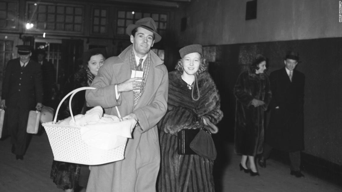 A baby Fonda is carried in a basket by her father, actor Henry Fonda, as he and Jane&#39;s mother, Frances, walk to a train in New York in 1938.