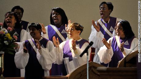 členové společenského gospelového sboru zpívají hymny v kostele Johna Wesleyho AME Zion ve Washingtonu.