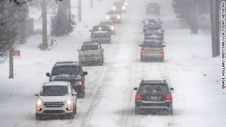 Более 200 миллионов человек находятся под угрозой, поскольку смертельный зимний шторм приближается к северо-востоку.