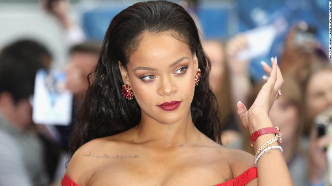 Rihanna wants you to know she smells really good