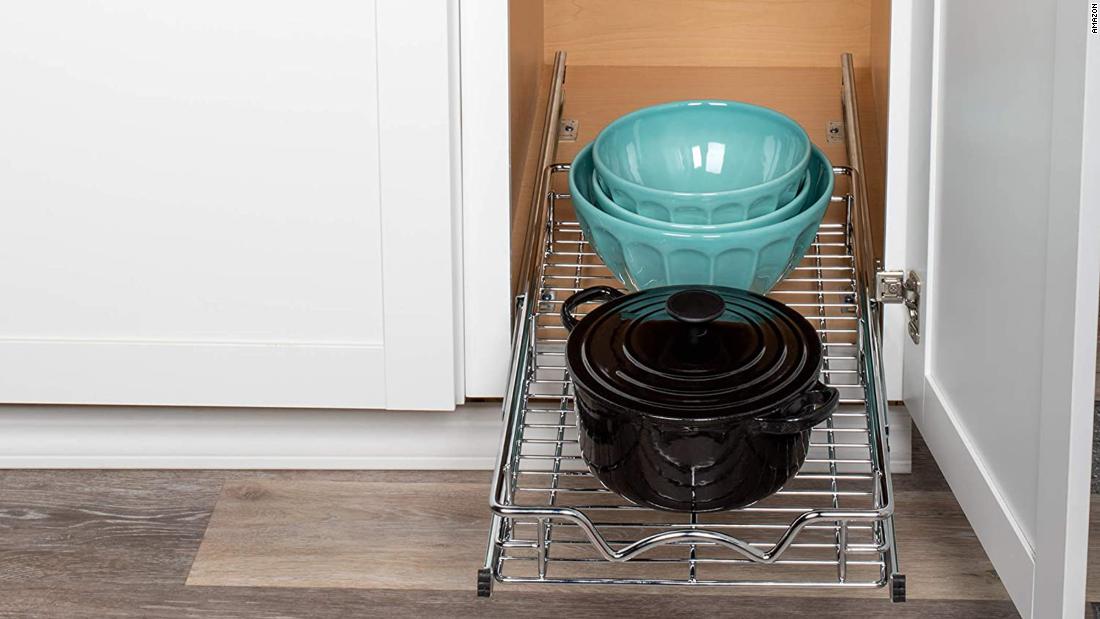 Mejora el espacio de tu cocina con accesorios útiles como el organizador  extraíble de despensa con bandejas de madera o cestas metálicas -…