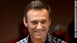 O secretário de imprensa de Alexey Navalny diz que ele está morrendo & # 39;  enquanto os promotores russos visam sua fundação