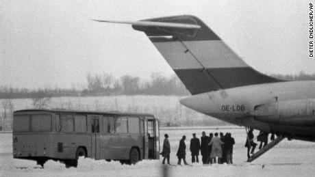 22 Aralık 1975'te rehineler, altı teröristin koruması altında Cezayir'e gönderilmeden önce Viyana'da bir DC-9'a biner. 