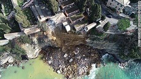 Un cimitero italiano a Camogli è crollato, facendo cadere in mare centinaia di bare