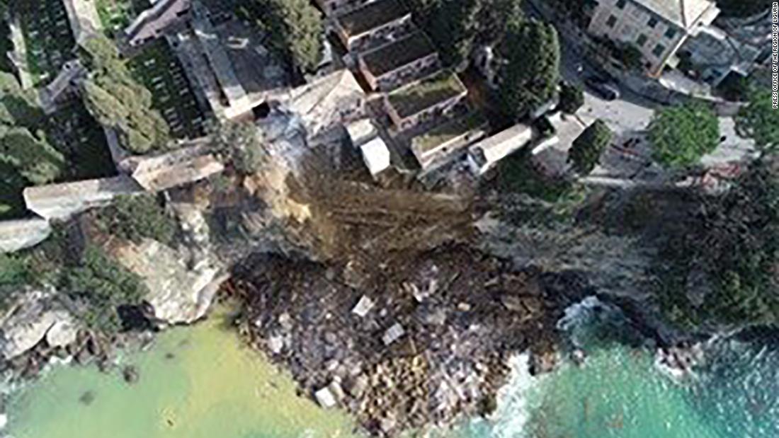 Un cimitero italiano a Camogli è crollato, facendo cadere in mare centinaia di bare