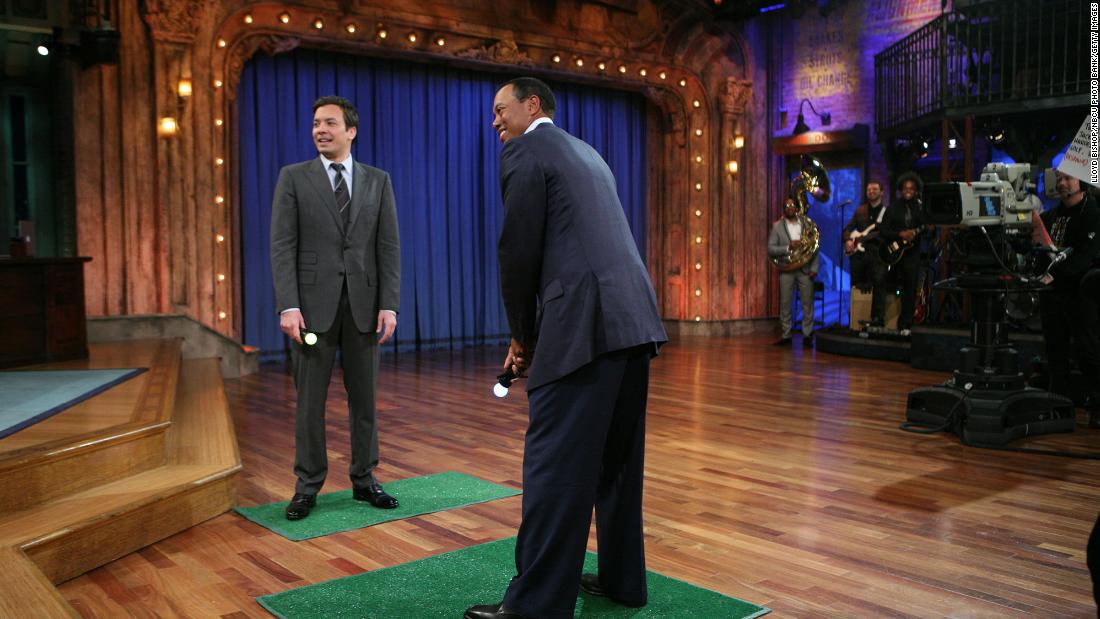 Woods plays virtual golf with talk-show host Jimmy Fallon in 2011.