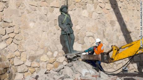 La última estatua del dictador Francisco Franco fue retirada de suelo español