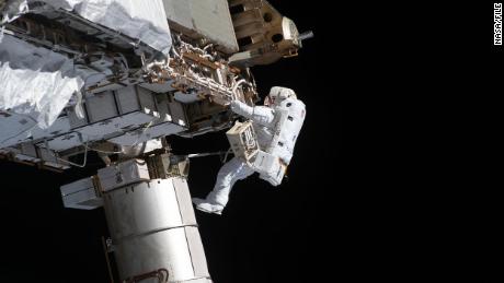 Los astronautas Kate Rubins y Victor Glover realizaron una caminata espacial dominical
