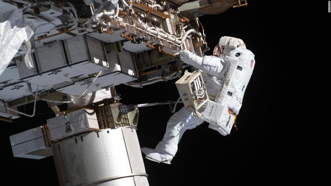 NASA „Spacewalk“: stebėkite astronautus Kate Robins ir Victor Glover už kosminės stoties