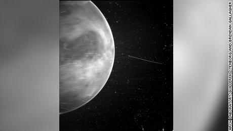 WISPR Parker Solar Probe, Temmuz 2020'de Venüs'ün yanına uçtuğunda, gezegenin kenarında gece parıltısı olabilecek parlak bir kenar tespit etti.
