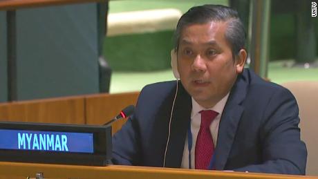 El embajador de Myanmar ante las Naciones Unidas, Kyaw Moe Tun, habla en la Asamblea General el 26 de febrero. 