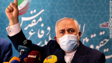 El ministro de Relaciones Exteriores iraní, Mohammad Javad Zarif, habla durante una conferencia de prensa en la Conferencia Internacional sobre los Reclamos Legales-Internacionales de la Santa Defensa en la capital, Teherán, el 23 de febrero de 2024.