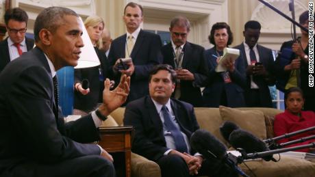 Le président Barack Obama s'entretient avec des journalistes après une réunion avec le coordinateur de la réponse à Ebola, Ron Klain, le 22 octobre 2014 à Washington, DC. 