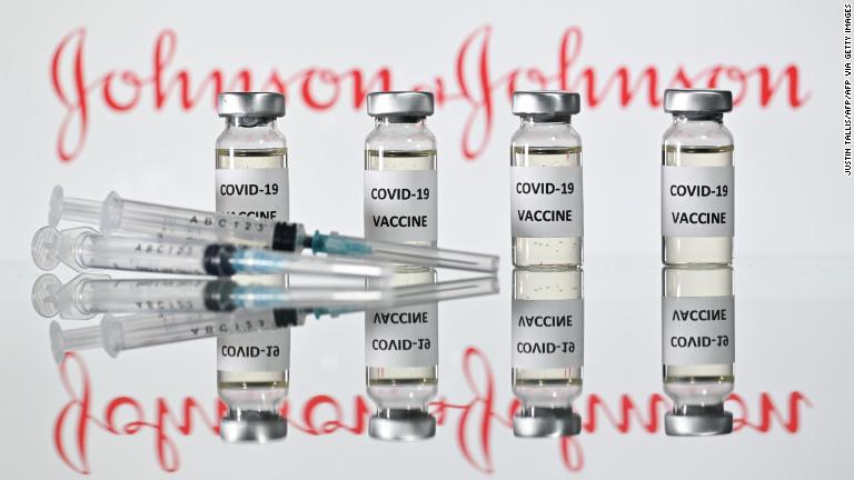 Directora de los CDC firma recomendación para la vacuna contra el  coronavirus de Johnson & Johnson | CNN