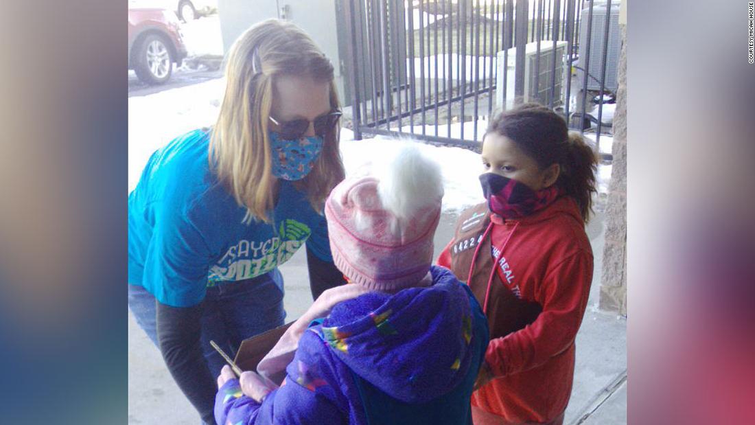 Iowa Girl Scouts sold 5,000 boxes of cookies despite being homeless