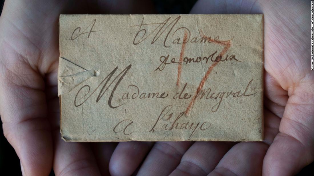 Scientists find way to read precious letters that were sealed 300 years ago and never opened