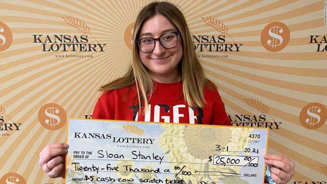 An 18-year-old girl wins $ 25,000 on her first lottery ticket