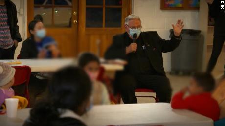 Le père Roy Snipes s'adresse aux migrants à l'église Notre-Dame de Guadalupe à Mission, au Texas.