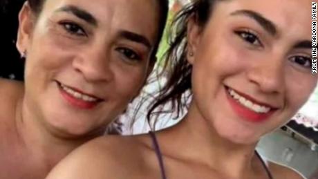 Verlyn Cardona et sa fille de 23 ans, Yesenia, qui a été tuée dans l'accident. 