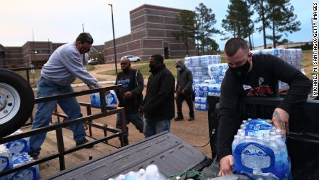 Jackson, Mississippi, officials report progress in restoring water after last month&#39;s powerful storm