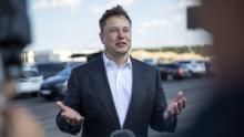 GRUENHEIDE, GERMANY - SEPTEMBER 03: Tesla head Elon Musk talks to the press as he arrives to to have a look at the construction site of the new Tesla Gigafactory near Berlin on September 03, 2020 near Gruenheide, Germany. Musk is currently in Germany where he met with vaccine maker CureVac on Tuesday, with which Tesla has a cooperation to build devices for producing RNA vaccines, as well as German Economy Minister Peter Altmaier yesterday. (Photo by Maja Hitij/Getty Images)