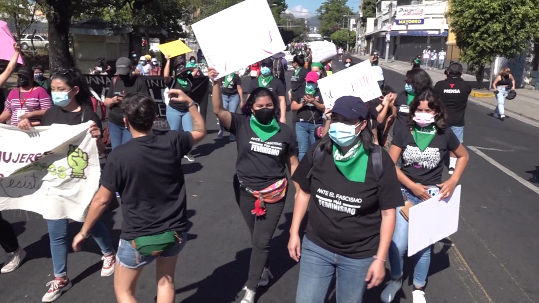 Mujeres salieron a las calles en El Salvador para manifestarse contra ...