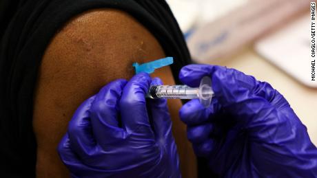 Os Centros de Controle e Prevenção de Doenças estão emitindo diretrizes altamente esperadas para pessoas que foram totalmente vacinadas contra Covid-19