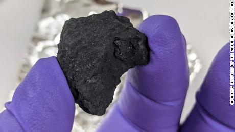 Ένας σπάνιος μετεωρίτης που έχει πέσει σε βρετανικό δρόμο μπορεί να περιέχει «συστατικά για τη ζωή».