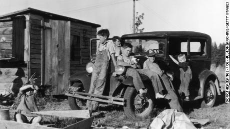 Children of migratory bean-pickers in Oregon in August 1939. Sociologist Glen H. Elder Jr. says his research into the Great Depression showed a difference between how younger children and older children fared.