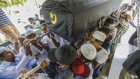 Люди несут гроб члена НЛД Кхин Маунг Лата во время его похорон по исламской традиции в Янгоне, Мьянма, 7 марта.