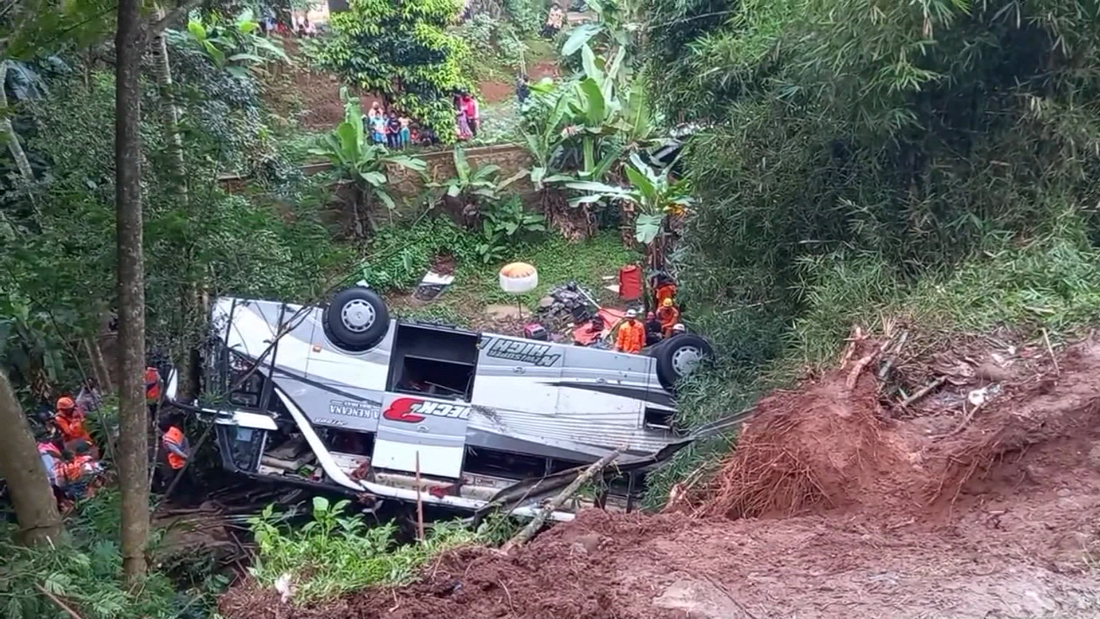 Rescuers arrive at deadly bus crash site in Indonesia