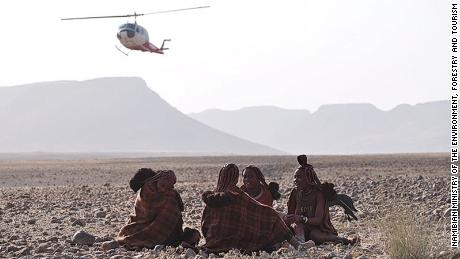 Oro transporto perkėlimas leidžia tyrėjams perkelti raganosius į sunkiai prieinamas vietas, tokias kaip Namibijos šiaurinis Kunene regionas.