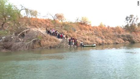 CNN à la frontière: Pourquoi les migrants disent-ils faire le dangereux voyage maintenant