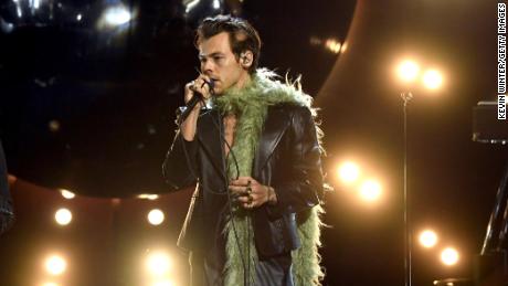Harry Styles' new accent takes internet by storm - CNN Video
