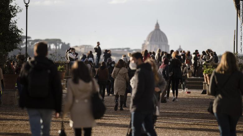 ผู้คนเดินในใจกลางกรุงโรมประเทศอิตาลีในวันที่ 14 มีนาคม 2564 หนึ่งวันก่อนที่มาตรการโคโรนาไวรัสที่เข้มงวดขึ้นจะมีผลบังคับใช้