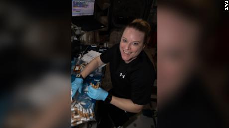 Nasina astronavtka Kate Rubins je na vesoljski postaji zbrala epruvete z vzorci vzorcev mikrobov.